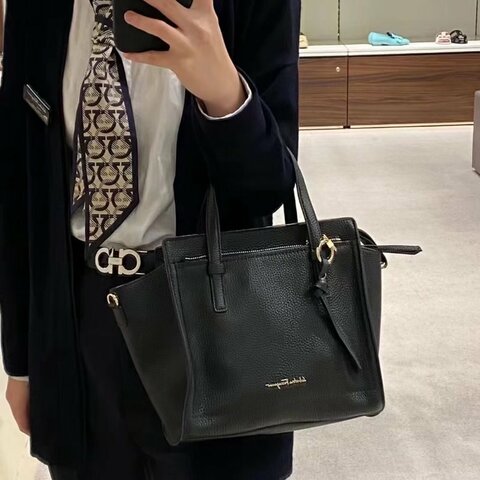 FERRAGAMO 黑金手提肩背斜背包 23.5*22*12 98新配件塵袋