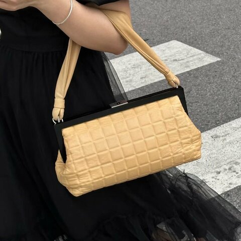Chanel 奶茶色冰格腋下包 羊皮 29*16*10 98新配件塵袋 保卡