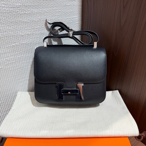 愛馬仕Hermes 黑色銀扣 康康24單肩斜挎包 Y刻 有防塵袋有包裝盒。