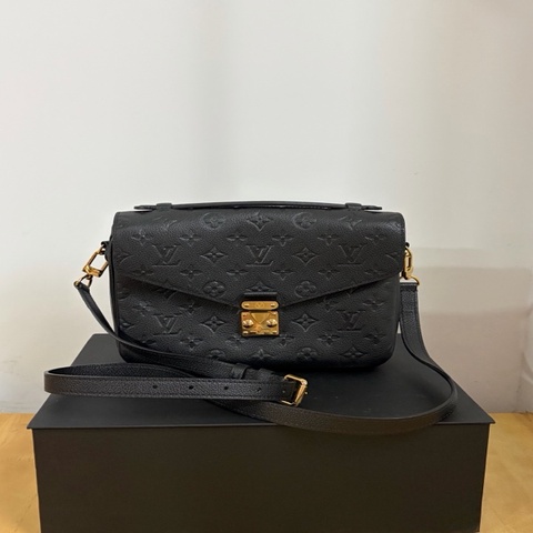 LV 路易威登 全皮黑色all black壓紋郵差包 經典款 🈚附件