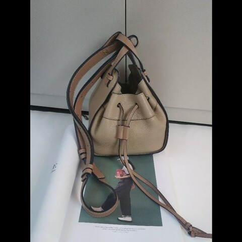 Loewe 黑色皮革mini 斜背吊床包 hammock
