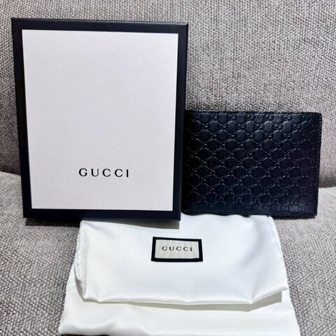 GUCCI壓紋皮革寬版扣式卡層短夾