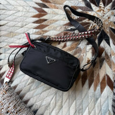 PRADA 鉚釘相機斜背包