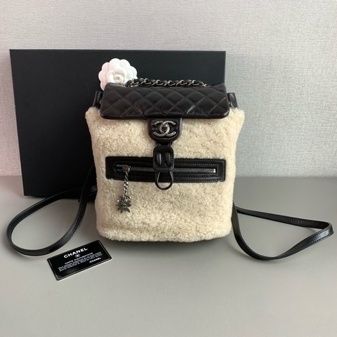 Chanel香奈兒🖤 薩爾茨堡 黑白羊羔毛🐑油蠟皮雙肩包 98新 21開有卡 尺寸：23x23x12 附件：身份卡
