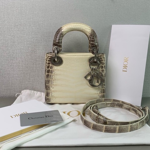 Dior 迪奧💜 lady三格喜馬拉雅鱷魚🐊鑽扣💎吊墜戴妃包 98新！21年 尺寸：17x15cm 附件：21年保卡、發票、防塵袋、肩帶、說明書