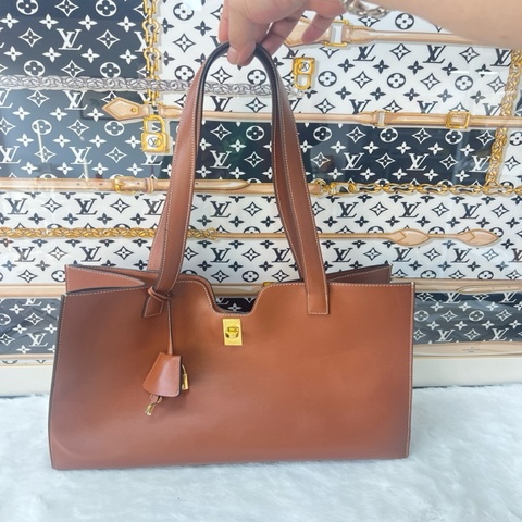 賽琳CELINE/Cabas16 焦糖色金扣光滑小牛皮托特包 底長約36.5cm 98新。