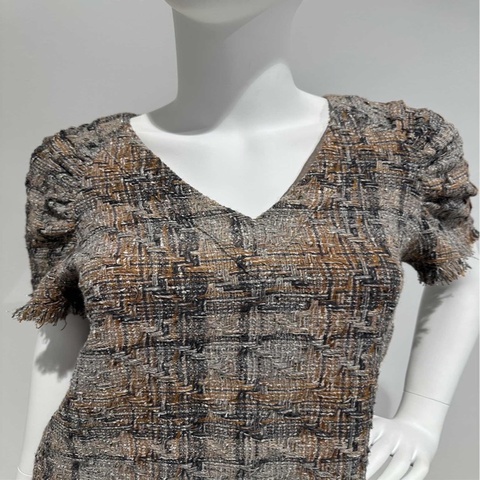 Chanel 灰棕色系粗花Tweed短袖上衣，經典的 V 領和流蘇邊緣上衣香奈兒18C系列Chanel tweed top size 38全新未拆標香奈兒上衣