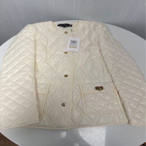 Ferragamo 羽絨外套白色菱格紋設計，金鈕扣Salvatore Ferragamo 的白色菱格紋羽絨衣全新size38號限量版SALVATORE FERRAGAMO PUFFER JACKET 白色SIZE38全新購於專櫃