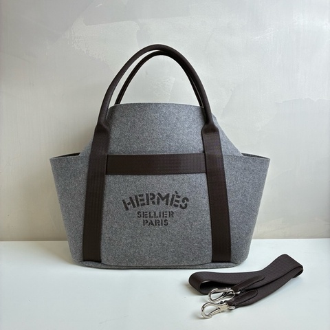 Hermes/愛馬仕 Groom Bag 灰色毛氈馬術包 單肩包 99新 尺寸：38*16*34 附件：可拆卸肩帶。