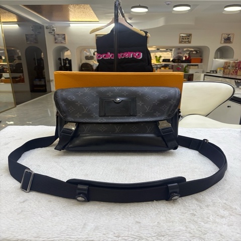 路易威登/Louis Vuitton Voyager黑武士郵差包小號芯片款無破裂