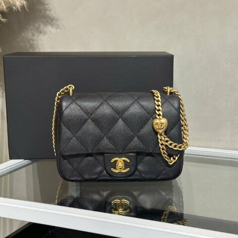 CHANEL 愛心調節釦口蓋包 20 - 粒面牛皮黑金