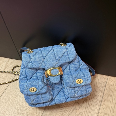 Coach 牛仔後背包 Tabby 後背包