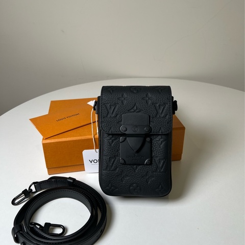 LV S-Lock皮革隨身斜背黑色 包況極新