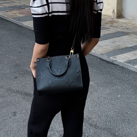 Louis Vuitton 路易威登👑onthego老花壓紋黑色小號tote 99新✨芯片款 尺寸：25x11.5x19 附件：肩帶 購證