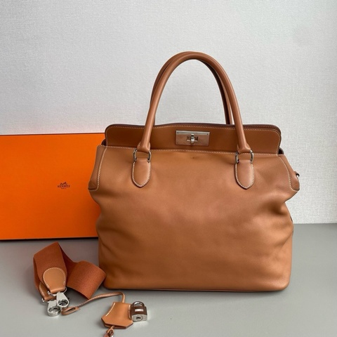 Hermès愛馬仕🐎 Toolbox 牛奶盒子包金棕銀扣swift皮98新✨框R 尺寸：33×30 附件：肩帶 鑰匙 鎖