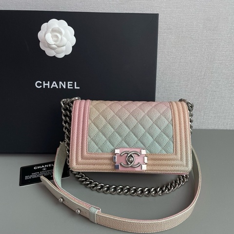 Chanel香奈兒🖤 彩虹漸變🌈荔枝紋牛皮leboy小號98新✨25開有卡 尺寸：20×12 附件：保卡
