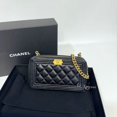 Chanel 黑金牛皮Boyㄇ拉方形側背包