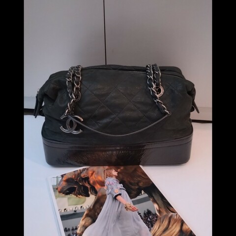 Chanel 霧銀鍊墨綠幻彩皮黑底肩側托特包