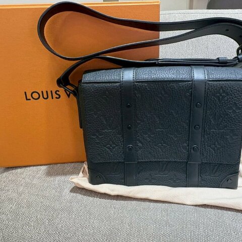 LV 黑色壓紋PM郵差包 晶片款