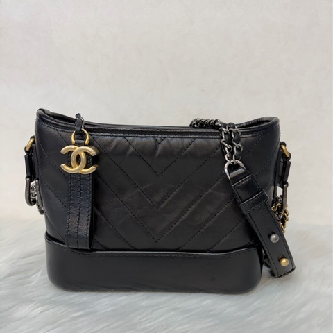 CHANEL A91810 gabrielle 小號山形紋流浪包｜ 斜背包 流浪包 斜挎包