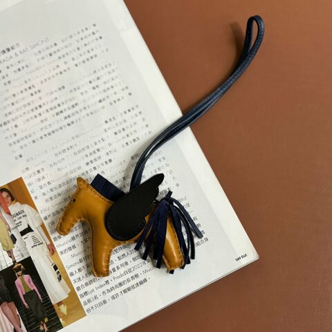 ::HERMES:: Rodeo Pegase PM Charm 芝麻色拼黑x藍 小飛馬吊飾 小天菜