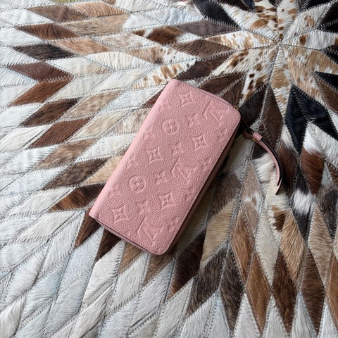 Lv牛皮壓紋拉鍊長夾 粉