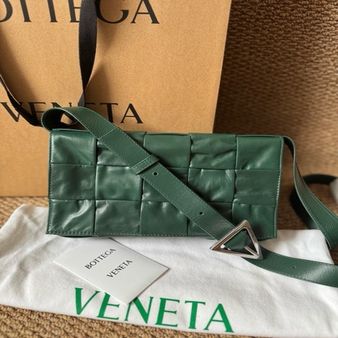閒置新未使用 葆蝶家Bottega Veneta  牛皮革 雨樹綠挎包