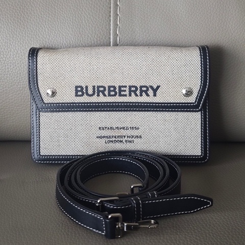 Burberry巴寶莉白色帆布拼皮信封單肩包