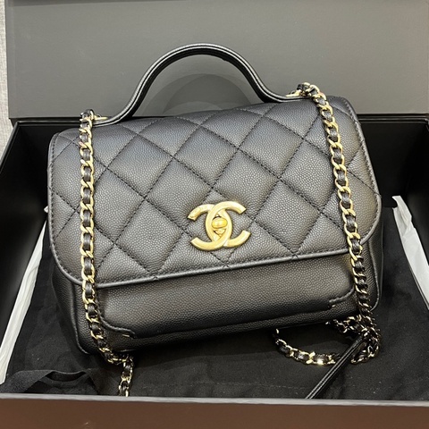 Chanel香奈兒黑金扣affinity荔枝牛皮郵差包 27開無卡 底長19