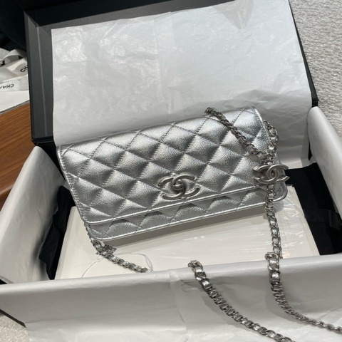 Chanel香奈兒25B銀色荔枝紋woc 雙C調節扣。