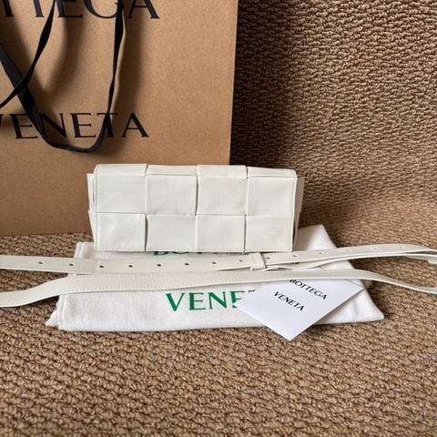 99新閒置品 Bv 葆蝶家cassette八格小腰包  油臘皮白色