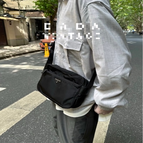 《初。Vintage》Prada 降落傘布面斜背包(附保卡）