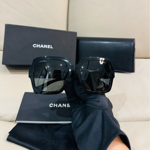 Chanel 愛心黑框墨鏡