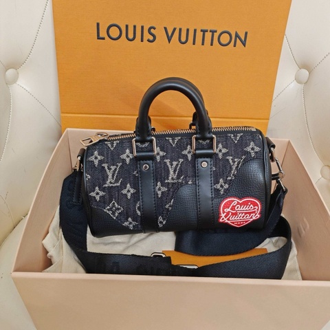LV/路易威登 Keepall XS Nigo聯名 黑丹寧老花帆布愛心徽章迷你枕頭包旅行袋手袋 芯片