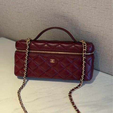 Chanel香奈兒新年紅盒子包，羊皮菱格紋，金色五金.。