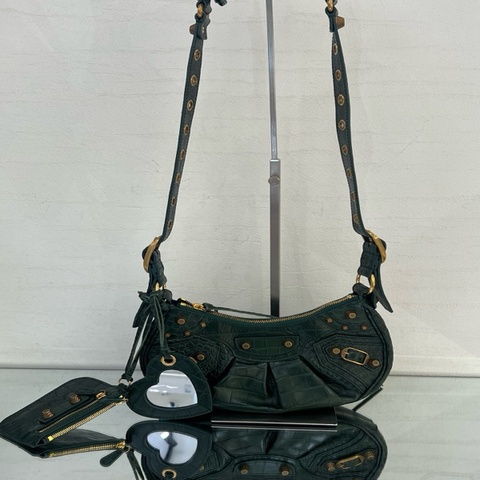 Balenciaga 巴黎世家 Le Cagole月牙包 .。
