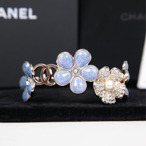 Chanel 26C邮轮系列金色莱茵石山茶花蓝色琉璃花瓣手镯