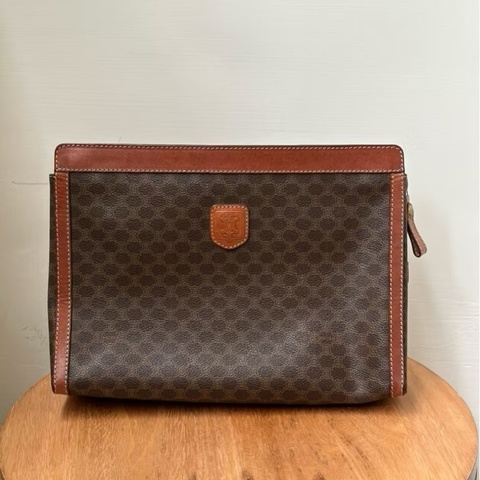【現貨秒出】 Vintage Celine Triomphe 凱旋門深色老花 PVC真皮 圓釦手拿包 / 文件包 | 義大利製