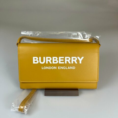 BURBERRY 黃皮革白字WOC包