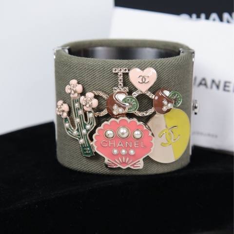 Chanel 17年古巴系列秀款绿色丹宁牛仔贝壳仙人掌琉璃图案宽手镯