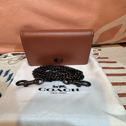 Coach 經典 C Logo 焦糖棕色短夾 / 卡包｜平滑皮革 撞色邊油設計(附原廠防塵袋)