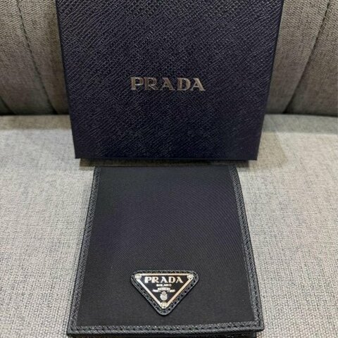 💎Han's house精品服飾💎PRADA 三角鐵牌 尼龍 牛皮 短夾 原價26000