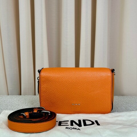 FENDI 橘色荔枝紋翻蓋包
