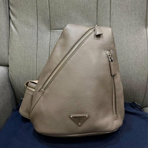 💎Han's house精品服飾💎Prada 小牛皮 荔枝紋 斜背包 單肩包 義大利製 原價105000