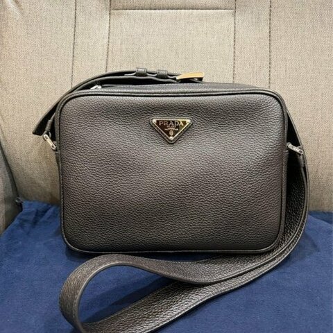 💎Han's house精品服飾💎Prada 小牛皮 相機包 義大利製 原價100000
