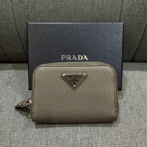 💎Han's house精品服飾💎PRADA 三角鐵牌 小牛皮 零錢包 義大利製 現貨 原價20000