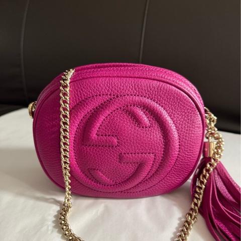 Gucci古馳  玫粉色大雙Glogo斜挎包相機包郵差包  尺寸：長 18 x 寬 5 x 高 15 cm。