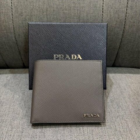 💎Han's house精品服飾💎PRADA 三角鐵牌 防刮 牛皮 短夾 義大利製 現貨 原價26000