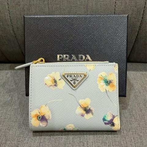 💎Han's house精品服飾💎PRADA 三角鐵牌 防刮牛皮 零錢袋 短夾 日本限定 原價27000