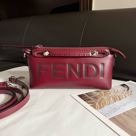 FENDI芬迪 酒紅色By The Way 壓印小牛皮波士頓包斜挎包手提包單肩包 迷你號